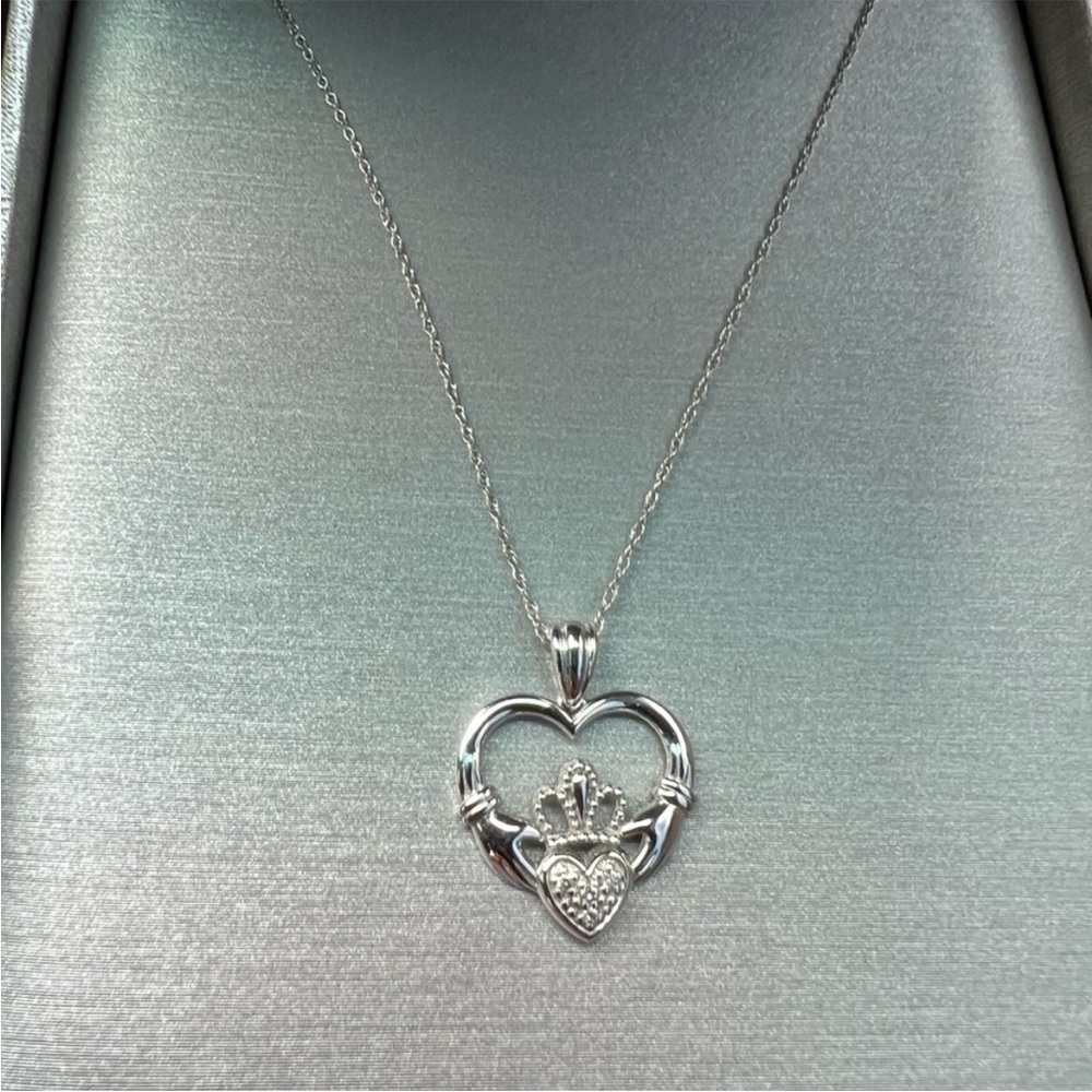 10k white gold Claddagh heart necklace